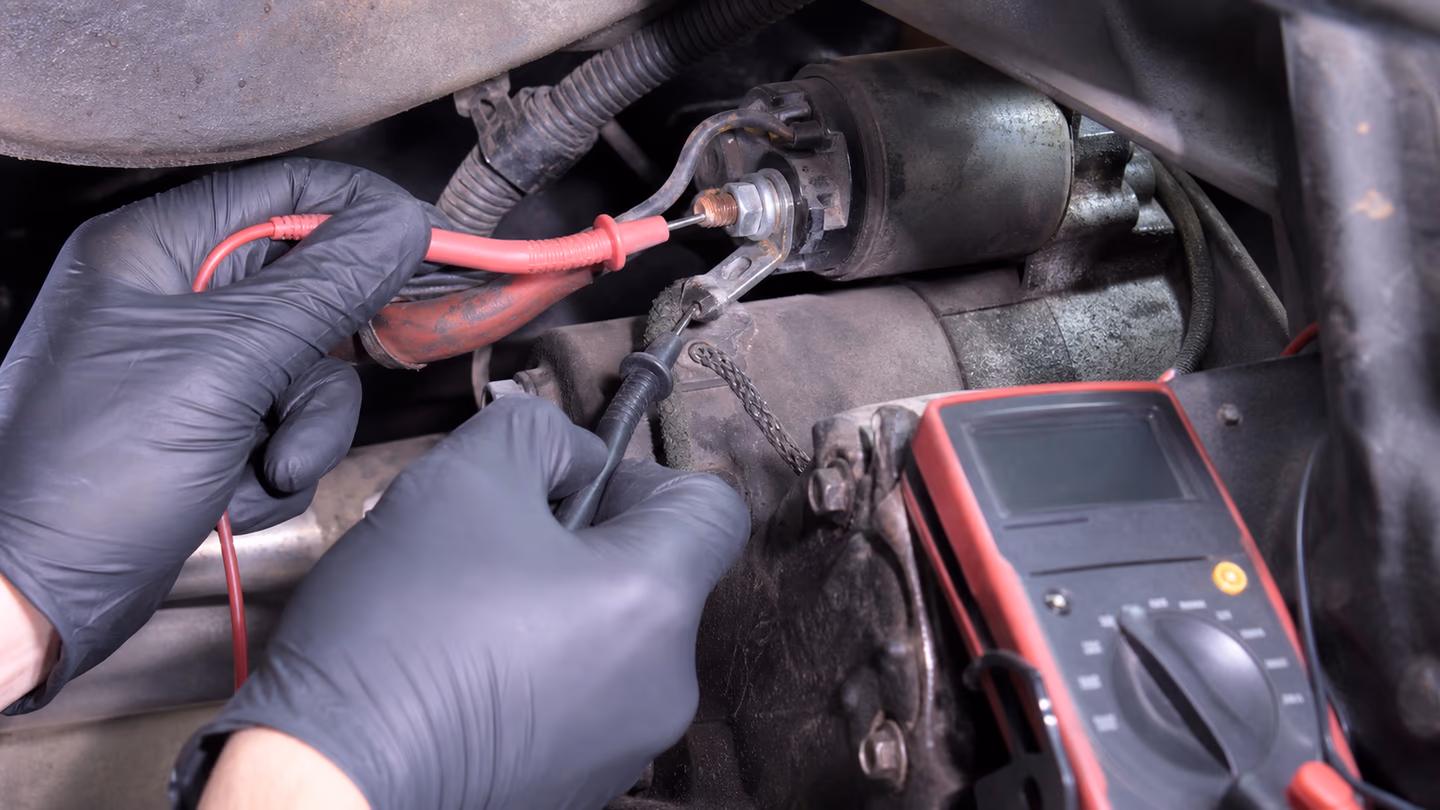 Revisión de marcha, solenoide y cables cuando el carro hace clic y no arranca
